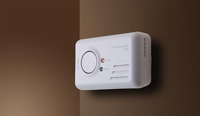 Alarm device and carbon monoxide-detector